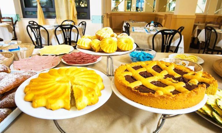 Buffet mit Desserts und Wurstwaren in einem Restaurant.