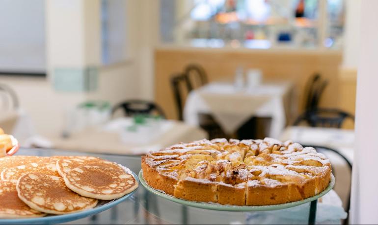 Dolci su un piatto in un ambiente accogliente.