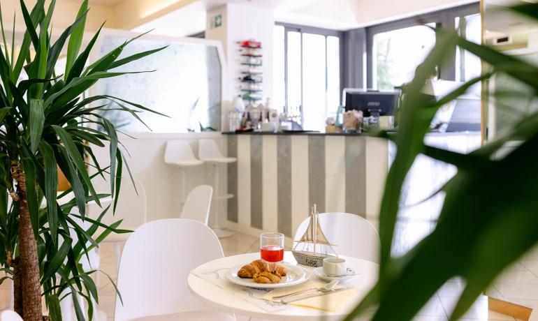 Un bar moderne avec petit-déjeuner servi sur une table blanche.